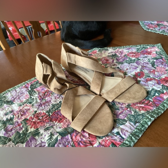 Tan Heel Shoes - Picture 4 of 5